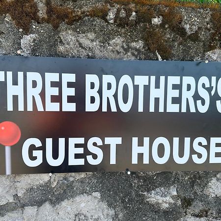 Three Brothers Shiroka Luaran gambar